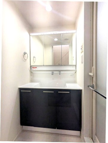 オーキッドレジデンス蔵前Ⅱの洗面所|トイレと独立した洗面脱衣室、三面鏡付ハンドシャワー付洗面台