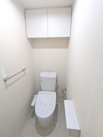 オーキッドレジデンス蔵前Ⅱのトイレ|洗面室と独立した温水洗浄便座です、2個のペーパーホルダーの上にスマホストレージ付きです