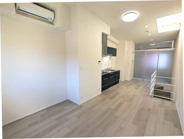 オーキッドレジデンス蔵前Ⅱの設備|スライドドアを閉めたリビング、窓からスカイツリー見えます、エアコン・照明・ダウンライト付、最上階角部屋天窓付き