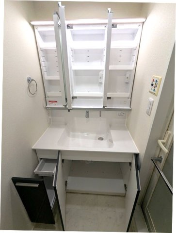 オーキッドレジデンス蔵前Ⅱの設備|トイレと独立した洗面脱衣室、三面鏡付ハンドシャワー付洗面台