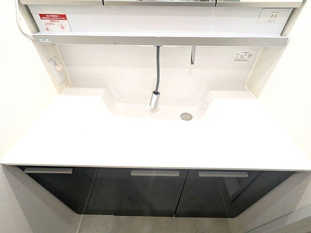 オーキッドレジデンス蔵前Ⅱの設備|トイレと独立した洗面脱衣室のハンドシャワー付洗面台