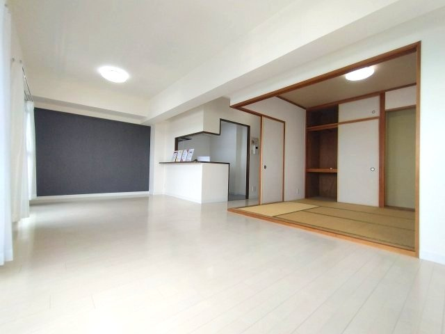 宝マンション滝ノ水第七Ａの居間・リビング|日中はカーテンを開けて自然な光を取り込みリラックスして過ごしたいですね♪