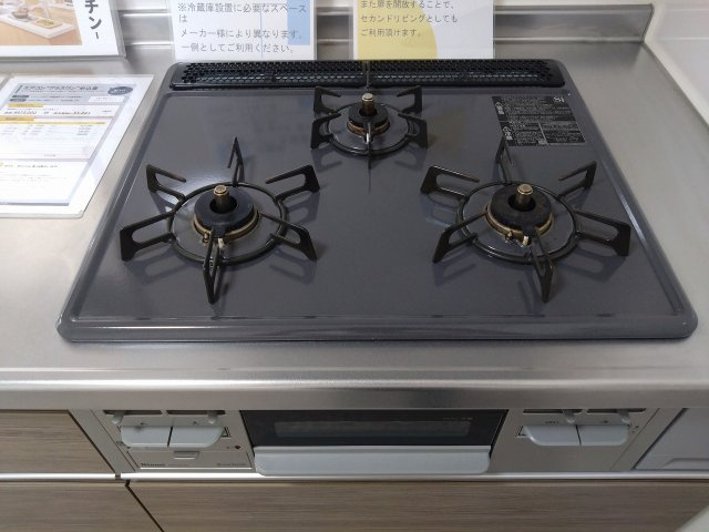宝マンション滝ノ水第七Ａのその他|調理の効率を格段に上げる3口ガスコンロを搭載。