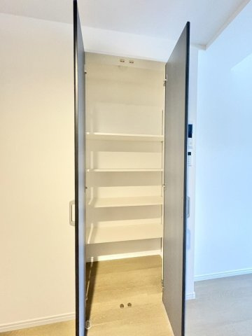 熊本市中央区薬園町の賃貸マンションの収納|写真は反転タイプになります。