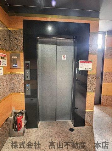 宗像市東郷１丁目の賃貸マンションのエントランス