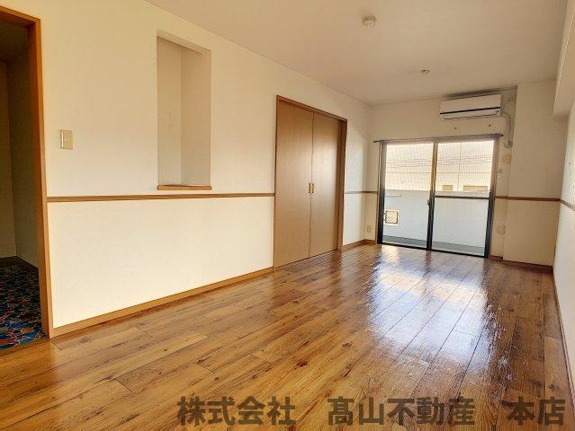 宗像市東郷１丁目の賃貸マンションの居間・リビング