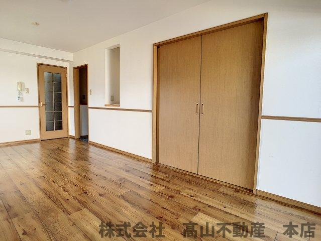 宗像市東郷１丁目の賃貸マンションの居間・リビング