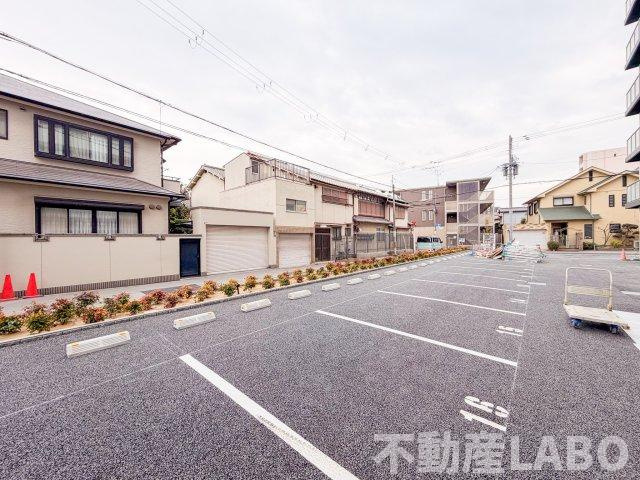 AND TERRACE 文の里の駐車場