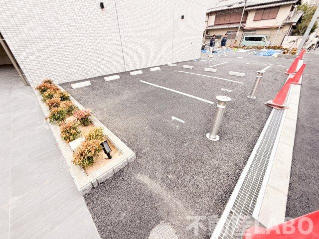 AND TERRACE 文の里の駐車場
