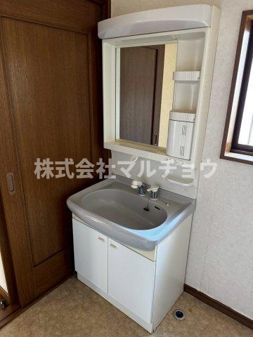 文里戸建ての独立洗面台|独立洗面台、小物を置くことができて便利です
