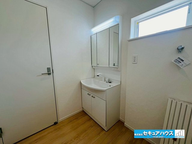 【本日ご案内可能】日進市赤池町箕ノ手　全5棟の独立洗面台|【洗面台】
◆鏡の裏にはたっぷりと収納スペースを標準装備！
◆電源を付属しているのでドライヤーなど利用できます。
◆シャワー付きの洗面台のため清掃も楽に行うことが出来ます。　　　　　　　　　　　　　　