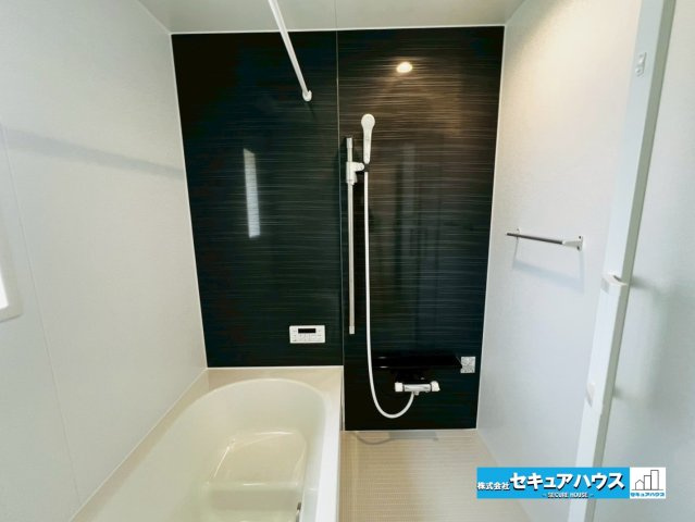 【本日ご案内可能】日進市赤池町箕ノ手　全5棟の浴室|【浴室】
◆アクセントパネルで落ち着きのある雰囲気を演出し、毎日の疲れを癒やすバスタイムを過ごせます。
◆窓付きで、カビの繁殖を抑える効果があります。
◆オプションでお好きなサイズの鏡を設置できます。