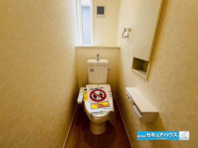 【本日ご案内可能】日進市赤池町箕ノ手　全5棟のトイレ|【高機能トイレ】
◆高機能トイレの多くは便器のフタの開閉が自動であり、使用後に手動で水を流す面倒もなく非常に便利です。スタイリッシュな見た目で、お掃除しやすく、節水効果が高いです。　　　　　　　　　　
