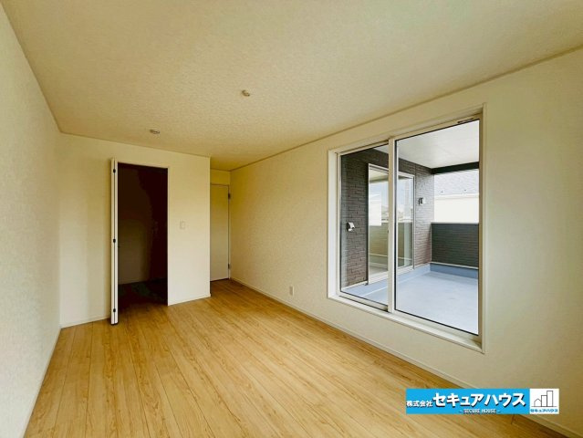 【本日ご案内可能】日進市赤池町箕ノ手　全5棟の洋室|【洋室8帖】
◆広々とした居住空間は日々の暮らしを彩り、心のやすらぎと満足感を与えてくれます。通風と採光を考慮した設計は子供たちはのびのび育ち、家族でくつろぎと団らんを生み出します。　　　　　　　　　