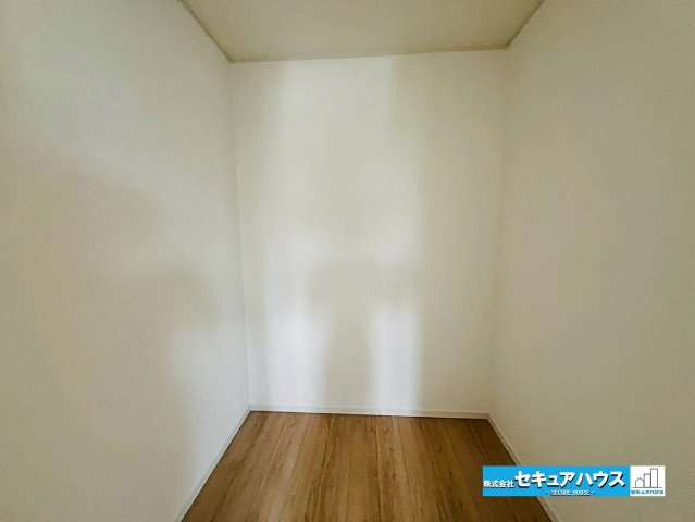 【本日ご案内可能】日進市赤池町箕ノ手　全5棟の収納|【ウォークインクローゼット2帖】
◆ハンガーパイプを設置したり、タンスをそのまま入れたりと自由にスペースを利用することのできる汎用性の高さが魅力です。　　　　　　　　　　　　　　　　　　　　　　　　　
