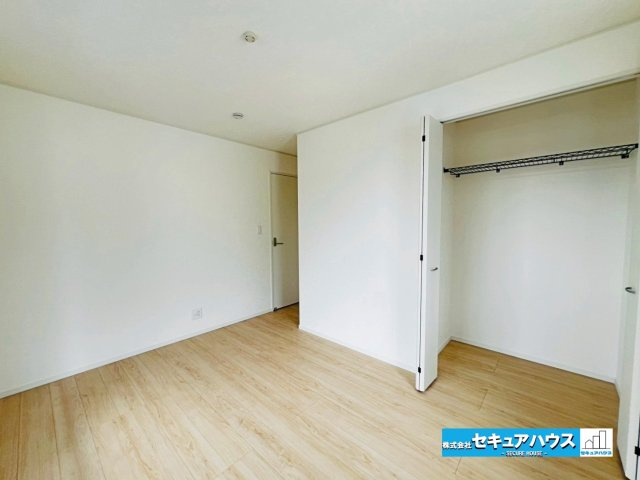 【本日ご案内可能】日進市赤池町箕ノ手　全5棟の洋室|【洋室6.5帖】
◆家族一人ひとりの大切なプライベート空間。趣味に合わせて使って頂けるようシンプルに仕上げてあります。暮らし心地を大きく左右する収納を、適材適所に配置し使い勝手を考慮しました。　　　　