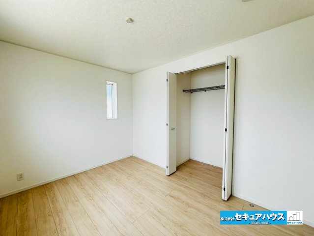 【本日ご案内可能】日進市赤池町箕ノ手　全5棟の洋室|【洋室6帖】
◆お子様のお部屋や主寝室、来客時の宿泊室、趣味のお部屋としてもご利用いただけます♪
◆全居室収納付きの洋室です。各居室にお洋服や、荷物を収納することができます。　　　　　　　　　　　　　