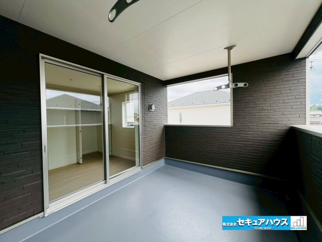 【本日ご案内可能】日進市赤池町箕ノ手　全5棟のバルコニー|【インナーバルコニー】
◆見晴らしもよく、太陽の温かな温もりをめいっぱい受け止めてくれます。
太陽の光と爽やかな風を受けたお洗濯物はあっという間に乾き、取りこむ時には太陽の匂いを感じられそうですね。　