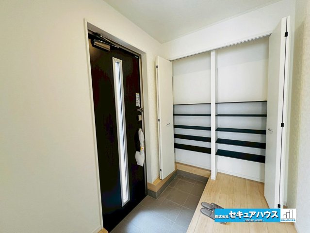 【本日ご案内可能】日進市赤池町箕ノ手　全5棟の玄関|【玄関】
◆光が差し込み明るいです。
◆玄関には、収納力のあるシューズクロークがございます。玄関まわりがすっきり片付きます。可動棚のため高さ調整可能です。
◆ダブルロックキーで防犯面も安心です♪　　　