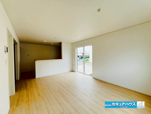【本日ご案内可能】日進市赤池町箕ノ手　全5棟の居間・リビング|【LDK16帖】
◆日当たりが良く温かい広々リビングは家族の団らんスペースになります。
◆車からリビングへの荷物の出し入れも便利な設計です♪　　　　　　　　　　　　　　　　　　　　　　　　　　　　　　
