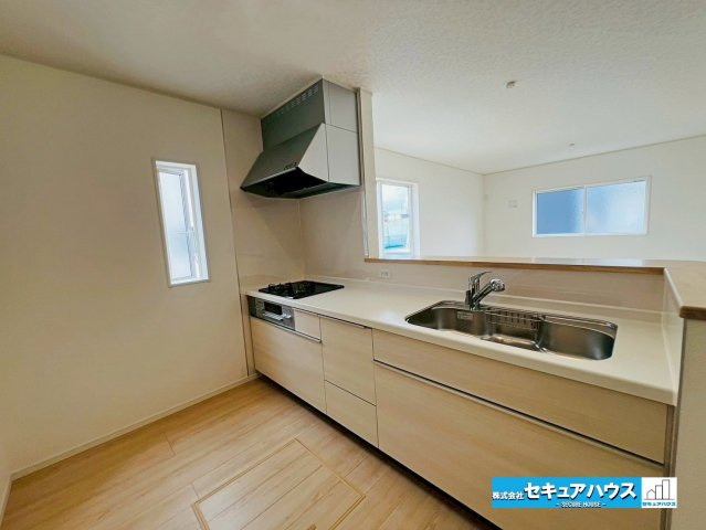 【本日ご案内可能】日進市赤池町箕ノ手　全5棟のキッチン|【キッチン】
◆広々としたキッチンスペースのため家族で並んで料理できます。
◆キッチンの窓は熱気や匂いを逃がす役割があります。
◆床下収納には飲み物やお米のストックをしまうことができます。　　　　　　