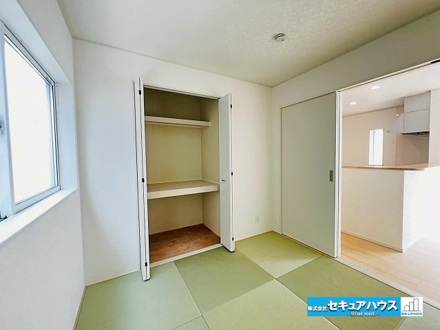 【本日ご案内可能】日進市赤池町箕ノ手　全5棟の和室|【和室4.5帖】　　
◆リビングに続く和室は寝転がるスペースやお子様の遊び場として活躍します。扉を開ければ開放感が増し、来客時は扉を閉めて客間として利用することができる汎用性の高さが魅力です。　　　　