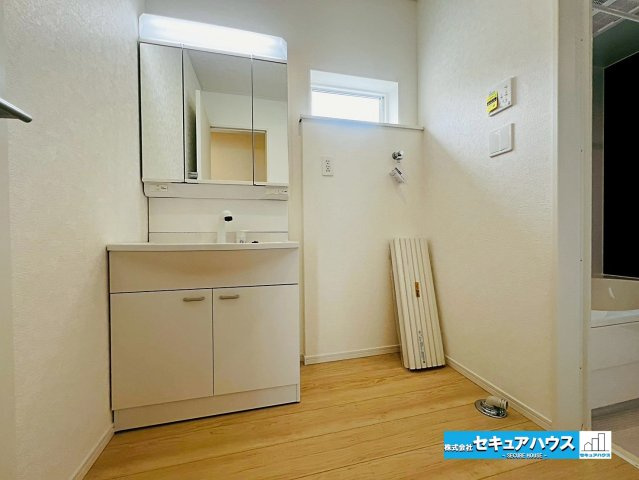 【本日ご案内可能】日進市赤池町箕ノ手　全5棟の独立洗面台|【洗面台】
◆鏡の裏にはたっぷりと収納スペースを標準装備！
◆電源を付属しているのでドライヤーなど利用できます。
◆シャワー付きの洗面台のため清掃も楽に行うことが出来ます。　　　　　　　　　　　　　　