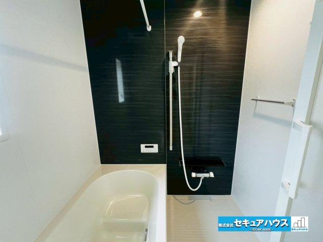 【本日ご案内可能】日進市赤池町箕ノ手　全5棟の浴室|【浴室】
◆アクセントパネルで落ち着きのある雰囲気を演出し、毎日の疲れを癒やすバスタイムを過ごせます。
◆窓付きで、カビの繁殖を抑える効果があります。
◆オプションでお好きなサイズの鏡を設置できます。