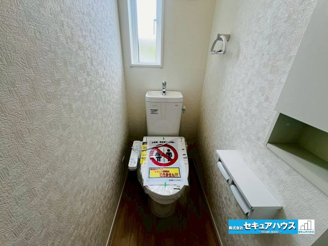 【本日ご案内可能】日進市赤池町箕ノ手　全5棟のトイレ|【高機能トイレ】
◆高機能トイレの多くは便器のフタの開閉が自動であり、使用後に手動で水を流す面倒もなく非常に便利です。スタイリッシュな見た目で、お掃除しやすく、節水効果が高いです。　　　　　　　　　　