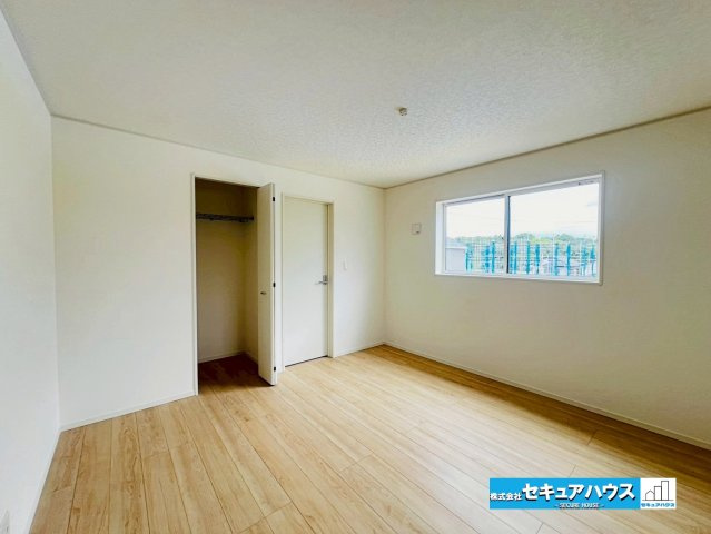 【本日ご案内可能】日進市赤池町箕ノ手　全5棟の洋室|【洋室8帖】
◆広々とした居住空間は日々の暮らしを彩り、心のやすらぎと満足感を与えてくれます。通風と採光を考慮した設計は子供たちはのびのび育ち、家族でくつろぎと団らんを生み出します。　　　　　　　　　