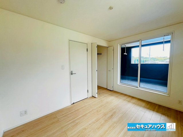 【本日ご案内可能】日進市赤池町箕ノ手　全5棟の洋室|【洋室6帖】
◆家族一人ひとりの大切なプライベート空間。趣味に合わせて使って頂けるようシンプルに仕上げてあります。暮らし心地を大きく左右する収納を、適材適所に配置し使い勝手を考慮しました。　　　　　　