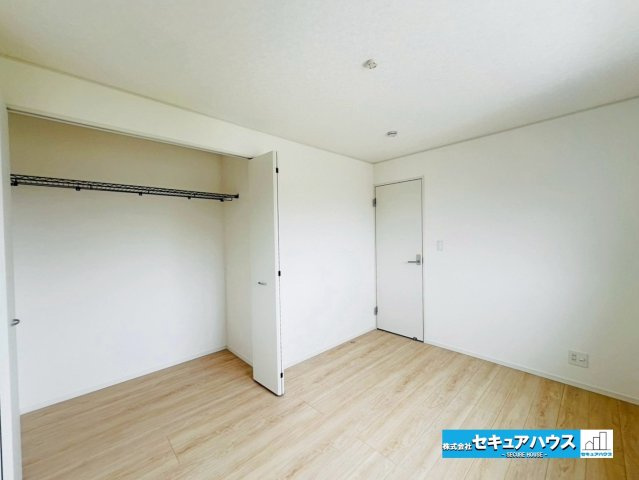 【本日ご案内可能】日進市赤池町箕ノ手　全5棟の洋室|【洋室6帖】
◆お子様のお部屋や主寝室、来客時の宿泊室、趣味のお部屋としてもご利用いただけます♪
◆全居室収納付きの洋室です。各居室にお洋服や、荷物を収納することができます。　　　　　　　　　　　　　