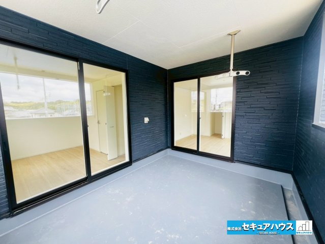 【本日ご案内可能】日進市赤池町箕ノ手　全5棟のバルコニー|【バルコニー】　　　　
◆見晴らしもよく、太陽の温かな温もりをめいっぱい受け止めてくれます。
太陽の光と爽やかな風を受けたお洗濯物はあっという間に乾き、取りこむ時には太陽の匂いを感じられそうですね。　