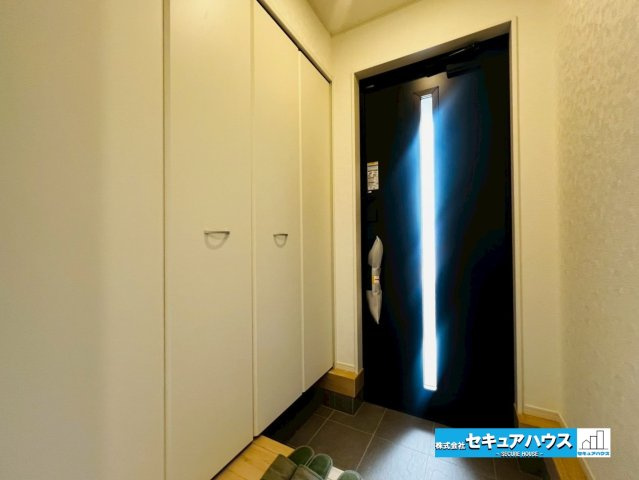 【本日ご案内可能】日進市赤池町箕ノ手　全5棟の玄関|【玄関】
◆光が差し込み明るいです。気分も晴れやかになりますね。
◆玄関には、収納力のあるシューズクロークがございます。玄関まわりがすっきり片付きます。
◆ダブルロックキーで防犯面も安心です♪　　　　