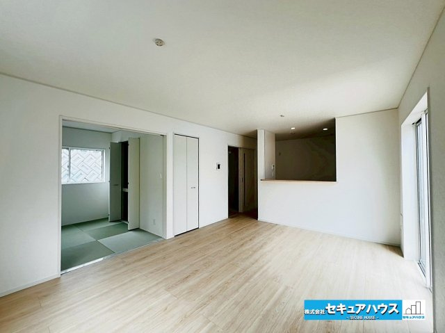 【本日ご案内可能】日進市赤池町箕ノ手　全5棟の居間・リビング|【LDKイメージ】　　　　　　　　
◆家族揃ってリビングで過ごすお休みの日が、楽しみになる場所となることでしょう。
◆対面式のオープンキッチンは、家事をしながら家族の様子が一目でわかる安心＆便利設備♪