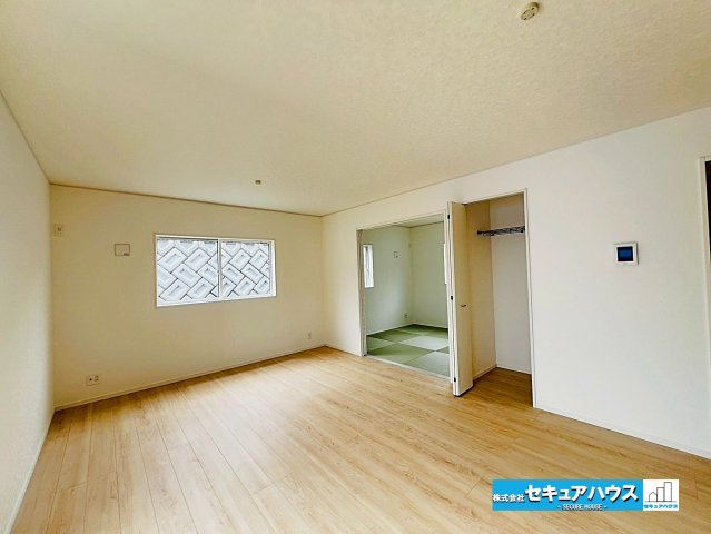 【本日ご案内可能】日進市赤池町箕ノ手　全5棟の居間・リビング|【LDK16帖】
◆日当たりが良く温かい広々リビングは家族の団らんスペースになります。
◆クローゼット付きの収納はティッシュボックスや掃除道具などの日用品を隠す収納ができるためとても便利です。　　　　