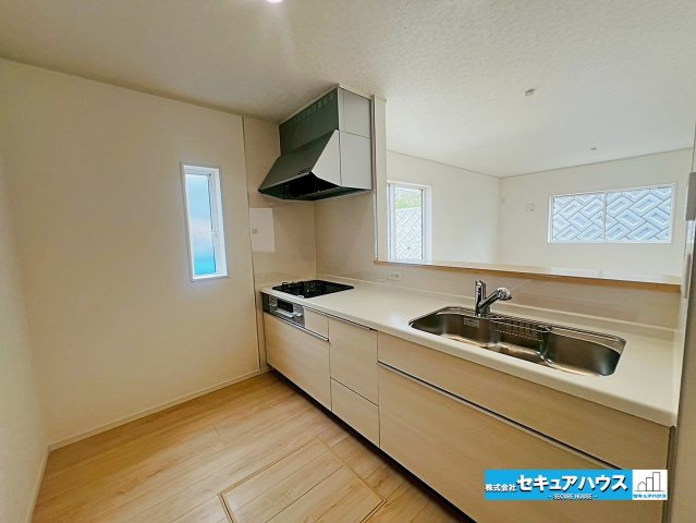 【本日ご案内可能】日進市赤池町箕ノ手　全5棟のキッチン|【キッチンスペース】
◆広々としたキッチンスペースのため家族で並んで料理できます。
◆キッチンの窓は熱気や匂いを逃がす役割があります。
◆床下収納にはお米や飲み物のストックをしまうことができます。　　