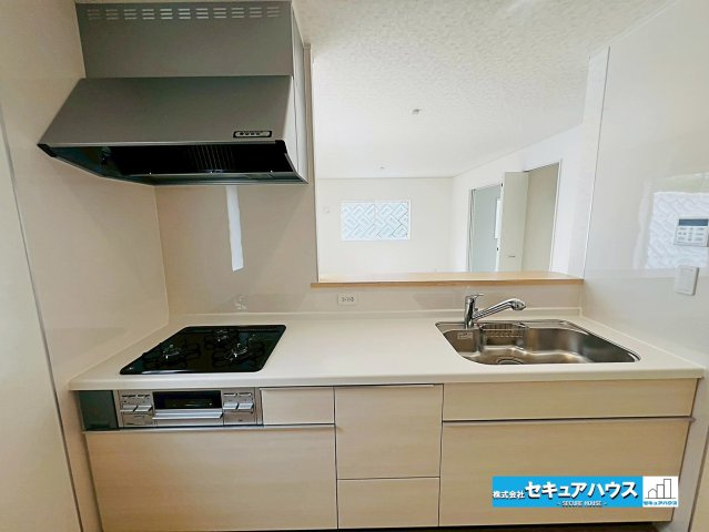 【本日ご案内可能】日進市赤池町箕ノ手　全5棟のキッチン|【キッチン】　　　　　　　　　　　　　
◆「焼く・蒸す・煮る」の工程を同時進行で進めることができるので、料理を素早く作ることができます。
◆食洗機をオプションでつけることも可能なシステムキッチンです。