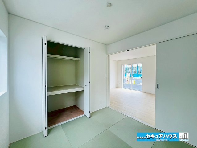 【本日ご案内可能】日進市赤池町箕ノ手　全5棟の和室|【和室4.5帖】
◆リビングに続く和室の扉を開ければ開放感が増します。寝転がるスペースやお子様の遊び場として利用でき、来客時には扉を閉めて客間として利用することが出来る汎用性の高さが魅力です。　　　　