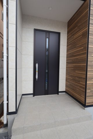 《仲介手数料無料》上尾市本町２丁目8-21新築一戸建てケイアイグレイスの玄関