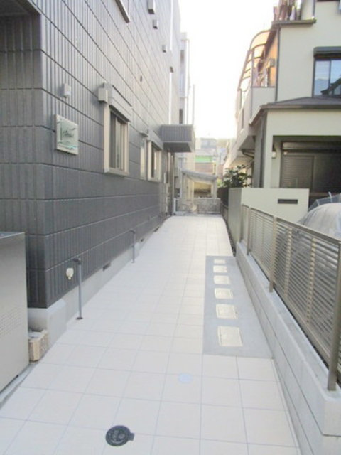 オーキッドのエントランス|段差のない共用通路