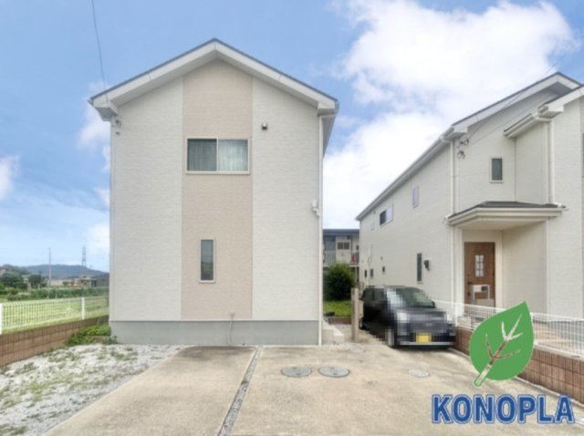 【中古戸建】太田市東金井町の間取り|■外観｜シンプルでいつまでも飽きのこないデザインが特徴。住んでから何十年経っても時代の流行に流されず安心して住み続けられるおうちです♪