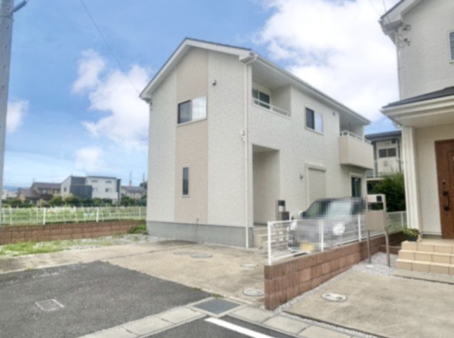 【中古戸建】太田市東金井町の外観|■外観｜白ベースの外観は清潔感あふれる明るい印象的で、周囲の景観にも自然と調和しながらやわらかく上品な雰囲気を演出させてくれます♪