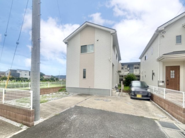 【中古戸建】太田市東金井町の外観|■外観｜光をやさしく反射する外壁により、日中はより開放的で爽やかな印象となり、住まい全体を明るく見せてくれます♪