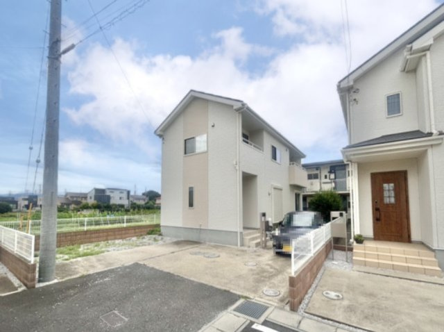 【中古戸建】太田市東金井町の外観|■外観｜白ベースのカラーが毎日の暮らしを明るく彩ります。帰るたびに気分が上がる、可愛らしさと上品さを兼ね備えた外観です♪