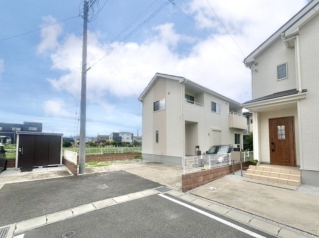 【中古戸建】太田市東金井町の外観|■外観｜道路から離れた場所に住まいが位置しているので小さいお子様が遊んでいても車と接触の心配も安心です♪