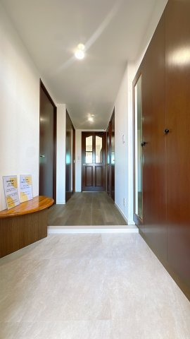 【玄関】 | アーバンパレス室見河畔 | 【大容量シューズボックス】 家族全員の靴がたっぷり収まる収納を完備。すっきりとした玄関が、帰宅した瞬間に開放感を与えてくれます。人感センサー照明で夜の帰宅も安心です。