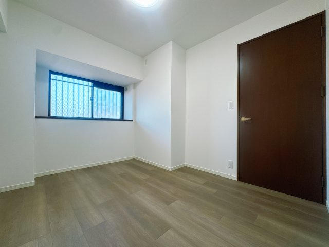 【洋室】 | アーバンパレス室見河畔 | 居住スペースをしっかり確保した、家具配置のしやすい機能的なレイアウト。帰宅後、一人の時間をゆったりと贅沢に過ごせる落ち着いた空間です♪