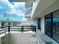 【展望】 | アーバンパレス室見河畔 | 【家具に優しい、穏やかな光】直射日光が室内へ強く差し込まないため、お気に入りの家具やフローリングの日焼け・傷みを防ぎやすいメリットも。夏場も室温が上がりすぎず、比較的涼しく快適に過ごせます。