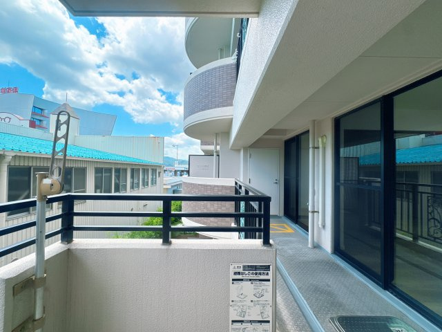 【展望】 | アーバンパレス室見河畔 | 【家具に優しい、穏やかな光】直射日光が室内へ強く差し込まないため、お気に入りの家具やフローリングの日焼け・傷みを防ぎやすいメリットも。夏場も室温が上がりすぎず、比較的涼しく快適に過ごせます。